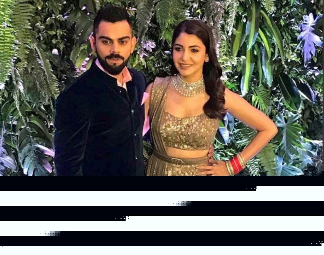 সম্প্রতি হয়ে গেল বিরাট কোহালি ও অনুষ্কা শর্মার রিসেপশন। দিল্লি ও মুম্বইতে দু’টি রিসেপশন হয়েছে তাঁদের। ইতালির তাস্কানিতে অনুষ্কার বিয়ের নেকলেসটি ছিল প্রায় ৩ কোটি টাকা। মুম্বই রিসেপশনের হীরের নেকলেসটির মূল্য প্রায় আড়াই কোটি টাকা।