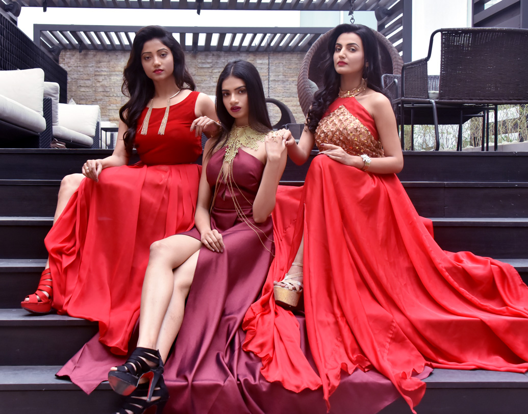 বর্ষবরণের জন্যে কী প্ল্যান আপনার? ওয়ার্ড্রোবের কালেকশনের দিকে একবার চোখ বুলিয়ে নিন। জুতো, অ্যাকসেসরিজ সব মিলিয়ে মিশিয়ে ঠিক করুন কি হবে আপনার বছর শেষের সাজ। রইল স্পেশ্যাল কিছু ঝলক। মডেল- দময়ন্তী, হিয়া, রিয়া, দেব, আয়ুশ। মেকআপ- অভিজিৎ পাল, হেয়ার- দেবযানী, স্টাইলিং- তন্ময়। ছবি- অনির্বাণ সাহা