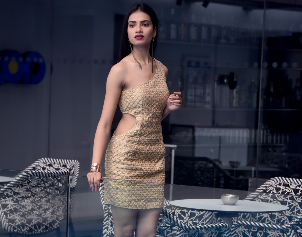 পার্টির জন্যে গোল্ডেন একেবারে পারফেক্ট। অফ শোল্ডার গোল্ডেন ড্রেসে সেদিনের সন্ধ্যের মধ্যমণি হয়ে উঠুন আপনি।