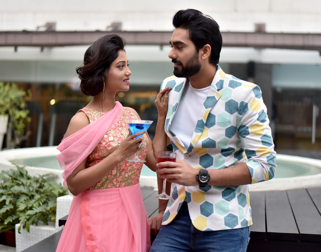 সকালের দিকে বন্ধুরা মিলে গেট টুগেদারের আয়োজন করলে একটু হালকা শেডের পোশাক পরুন। আনন্দ আর উচ্ছ্বাসের মধ্যে আপনাদের স্নিগ্ধতা সবার নজর কাড়বে। নতুন বছরে আরো দৃঢ় হোক সম্পর্ক।