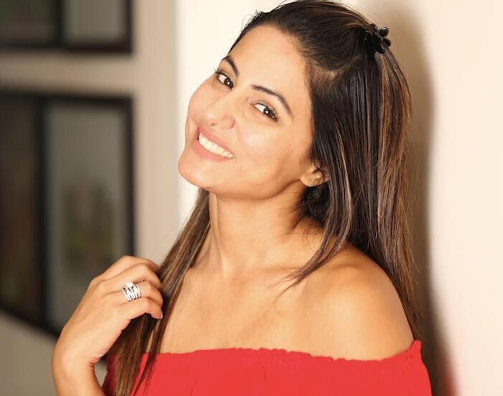 হিনা খান— ‘ইয়ে রিস্তা ক্যায়া কহেলতা হ্যায়’ ধারাবাহিকের অক্ষরা। দেশের সবচেয়ে ধনী টেলিভিশন তারকাদের মধ্যে এক জন হিনা খান। ইদানীং বিগ বস ১১-র প্রতিযোগী হিসেবেও নজর কেড়েছেন। তবে অভিনেত্রী হওয়ার স্বপ্ন থাকলেও, হিনা খানের কেরিয়ার শুরু বিমান সেবিকা হিসেবে। ডেলি ভাস্করের খবর অনুযায়ী, হিনা বিমান সেবিকা হওয়ার কোর্স শেষ করে ফেলেছিলেন। কাজে যোগ দেওয়ার ঠিক আগে হঠাত্ ম্যালেরিয়ায় আক্রান্ত হন তিনি। এর পর আর ওই কাজে যোগ দিতে পারেননি।