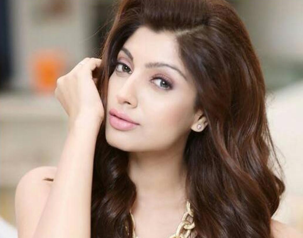 আকাঙ্ক্ষা পুরী— এক জন বিখ্যাত মডেল এবং অভিনেত্রী। বলিউডের পাশাপাশি মালয়ালম ও তামিল ছবিতেও কাজ করেছেন আকাঙ্ক্ষা। মধুর ভান্ডারকরের ‘ক্যালেন্ডার গার্লস’ ছবিতে এক জন বিমান সেবিকার ভূমিকায় অভিনয় করেছিলেন তিনি। সেই সময় টাইমস অব ইন্ডিয়াকে একটি সাক্ষাত্কারে তিনি জানিয়েছিলেন, কিঙ্গফিশার এয়ারলাইন্সের ইনফ্লাইট বারটেন্ডার হিসেবে কেরিয়ার শুরু করেছিলেন তিনি।