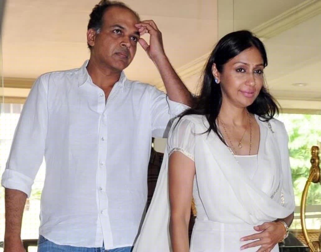 সুনীতা গোয়ারেকর— বলিউডের বিখ্যাত পরিচালক আশুতোষ গোয়ারেকরের স্ত্রী। নিজে এক জন মডেল হিসেবেও জনপ্রিয়। শাহরুখের ‘স্বদেশ’ ছবিতে প্রযোজনার কাজেও যুক্ত ছিলেন সুনীতা। ইন্ডাস্ট্রি সূত্রে খবর, সুনীতার কেরিয়ার শুরু বিমান সেবিকা হিসেবে। তিনিও এয়ার ইন্ডিয়ায় কাজ করতেন।