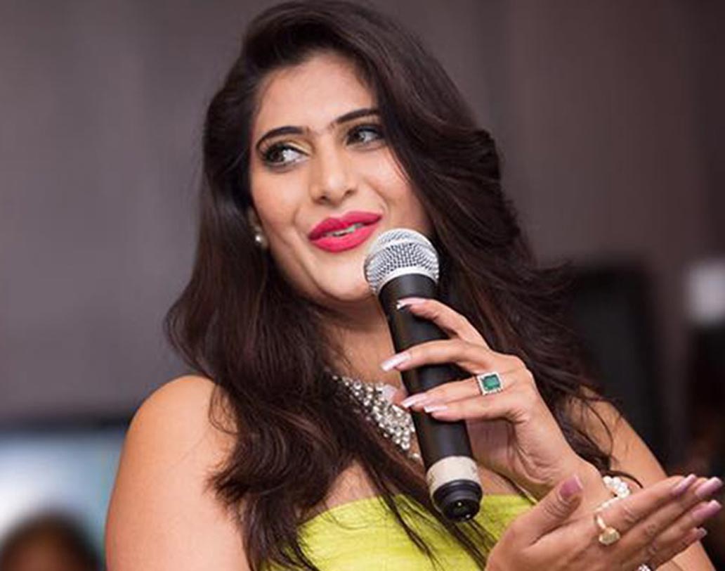 নেহা সাক্সেনা— ‘সাজন ঘর যানা হ্যায়’ ধারাবাহিকে অভিনয় করে জনপ্রিয়। এছাড়াও ‘অমিতা কা অমিত’, ‘নাচ বলিয়ে ৭’-এও দেখা গিয়েছে নেহাকে। তবে অভিনয় জগতে আসার আগে নেহা এয়ার ইন্ডিয়ার বিমান সেবিকা ছিলেন। বিমানেও প্রযোজক শশী মিত্তলের সঙ্গে পরিচয় হয়েছিল তাঁর। তার পরই অভিনয়ে প্রবেশ নেহার।