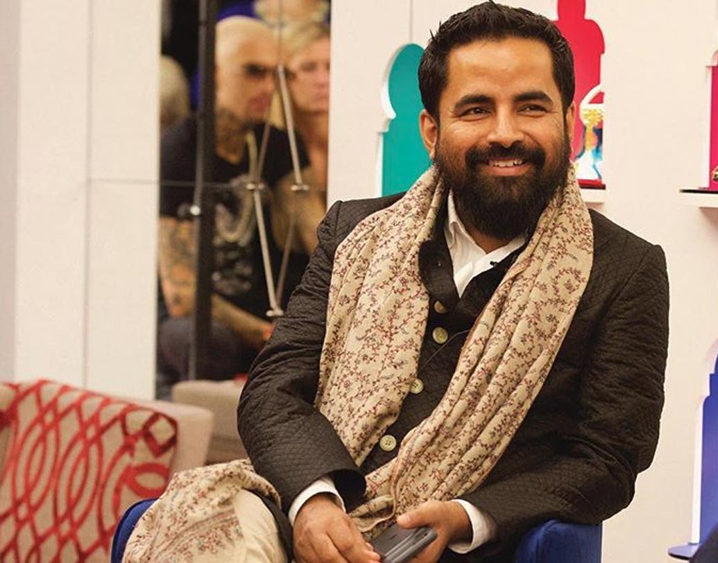 বিখ্যাত ফ্যাশন ডিজাইনার সব্যসাচী মুখোপাধ্যায়ের ডিজাইনার শাড়িতেই ক্যামেরার সামনে পোজ দিলেন এই সুন্দরী।