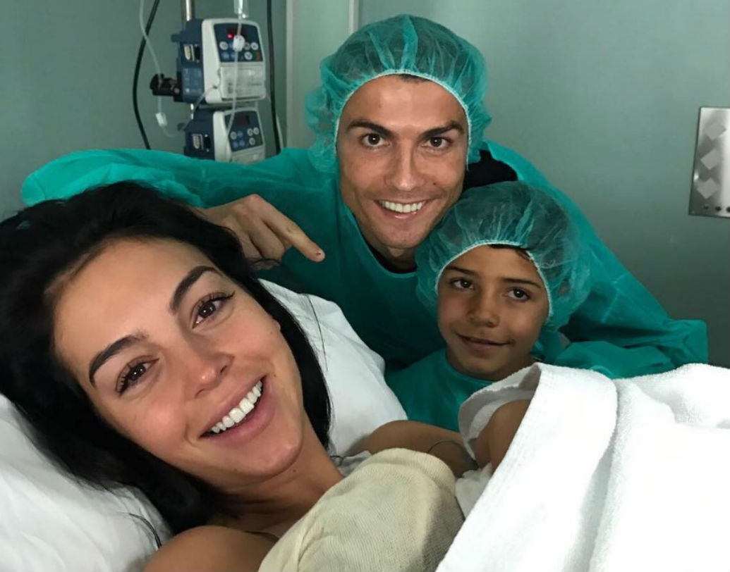 ক্রিশ্চিয়ানো রোনাল্ডোর গার্লফ্রেন্ড জিওর্জিনা রড্রিগুইজ প্রেগন্যান্ট অবস্থায় হাসপাতালে চিকিৎসাধীন। পাশে দাঁড়িয়ে ফুটবল তারকা নিজে সঙ্গে তাঁর ছেলে। এমন মিষ্টি ছবির কথা ভুলে গেলে কী করে চলবে।