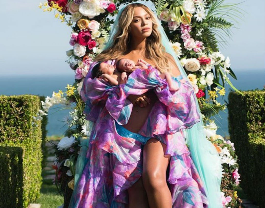 গডেস লুকে বেয়ন্সে। আর গায়িকার কোলে তাঁরই যমজ সন্তান রুমি এবং স্যর। এমনই ছবিতে কাত হয়েছিল ভক্তরা।