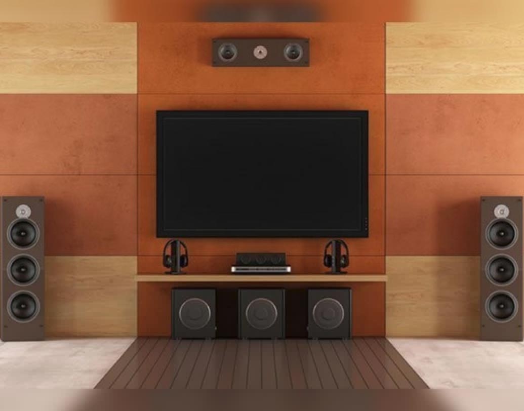 স্পিকার্স: আজকাল বেশির ভাগ টিভিরই স্পিকার খুব উন্নতমানের নয়। খুব দামি টিভি ছাড়া দেখা যায়, পিকচার কোয়ালিটি হয়ত ভাল, কিন্তু টিভির আওয়াজ তেমন ভাল নয়। বড় টিভির সঙ্গে আলাদা স্পিকার নেওয়াই ভাল।