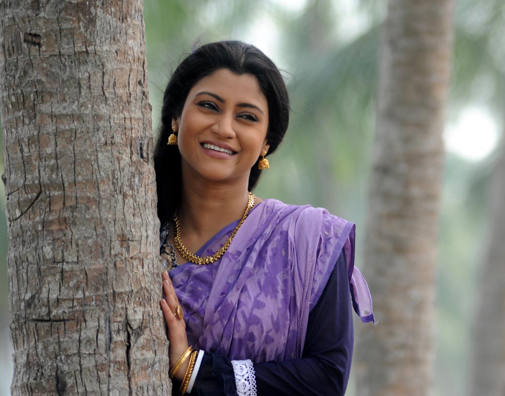 মাত্র চার বছর বয়সে ১৯৮৩ সালে অভিনয়ে হাতেখড়ি। শিশুশিল্পী হিসেবে ডেবিউ ছবি ‘ইন্দিরা’। কিন্তু প্রত্যক্ষ অভিনয়ের জগতে পা রাখা ২০০১ সালে, পরিচালক সুব্রত সেনের হাত ধরে ২১ বছর বয়সে। ছবির নাম ‘এক যে আছে কন্যা।’