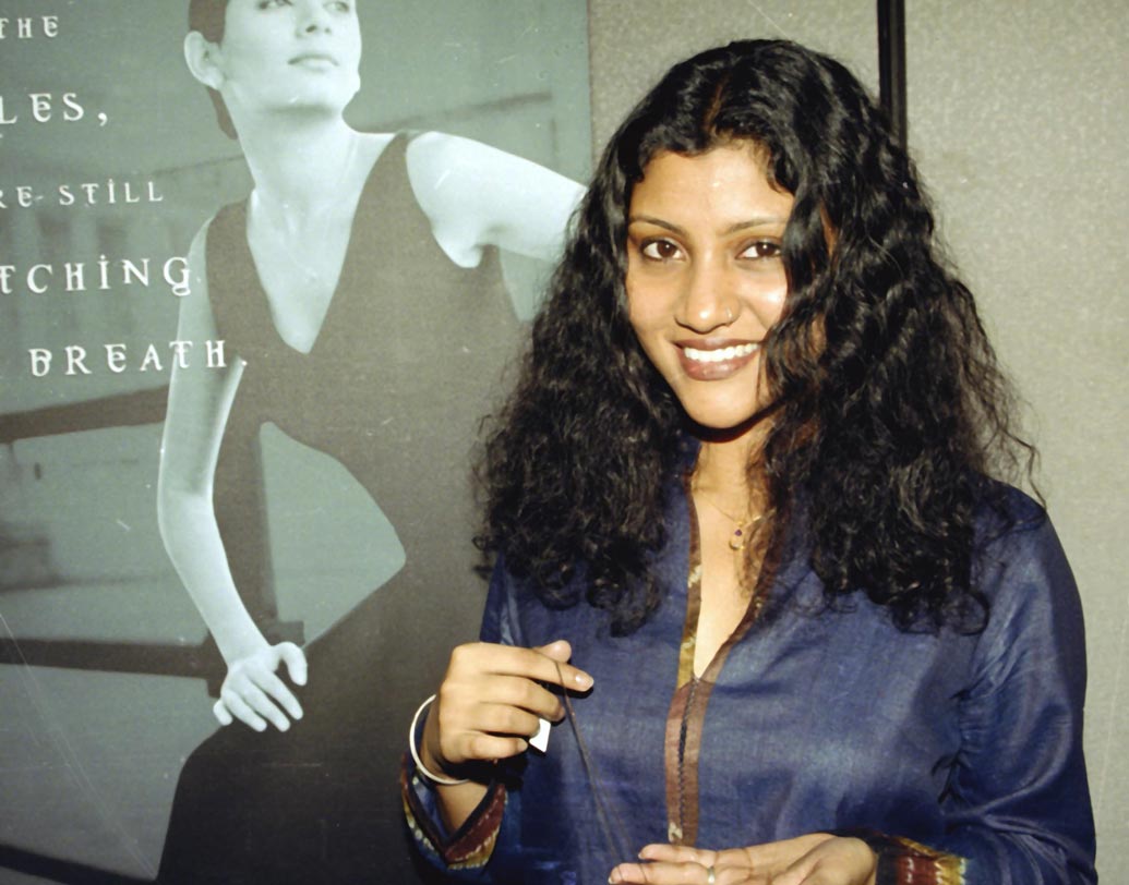 অপর্ণা সেনের প্রথম পরিচালিত ছবি ‘৩৬ চৌরঙ্গি লেন’। কঙ্কনার ‘আ ডেথ ইন দ্য গঞ্জ।’ দু’টি ছবির ভাষাই ইংরাজি। এই ছবির জন্য নিউ ইয়র্ক ইন্ডিয়ান ফিল্ম ফেস্টিভ্যালে সেরা পরিচালকের পুরস্কার জিতেছেন কঙ্কনা।