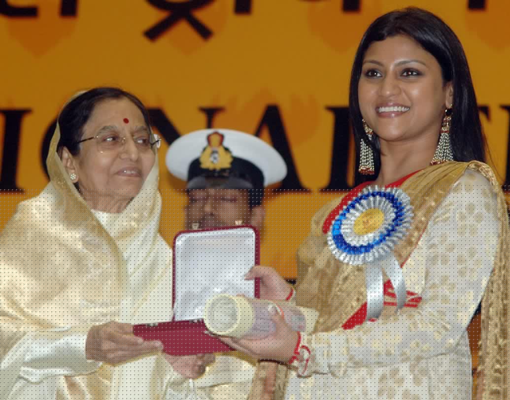 অভিনেত্রী হিসেবে ‘লিপস্টিক আন্ডার মাই বোরখা’ ছবির জন্য সেরার সম্মান পেয়েছেন কঙ্কনা। সেন্সর বোর্ডের চোখরাঙানি এবং নানা বিতর্ক সত্ত্বেও এই ছবিতে সেরার শিরোপা ছিনিয়ে নেন তিনি।