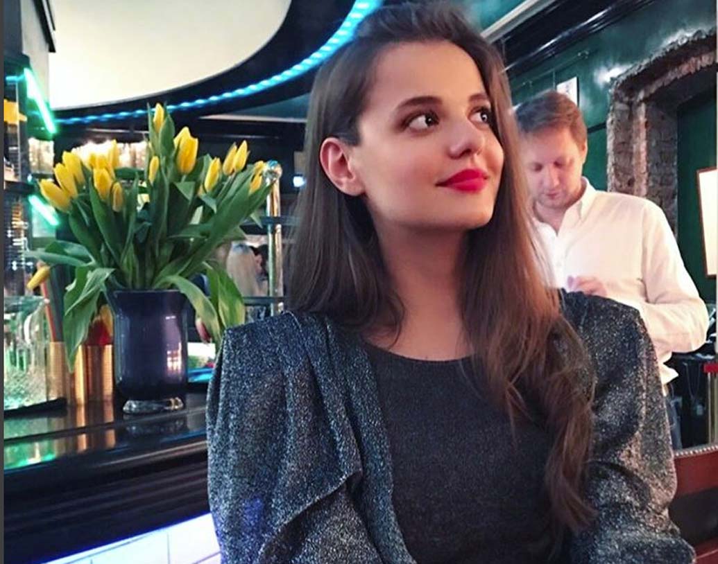 রশিয়ানার বয়স ২৬ বছর। নীল চোখ আর বাদামি চুলের রশিয়ানার নয়া পরিচয় এখন ‘ডিফেন্স কিউটি’।