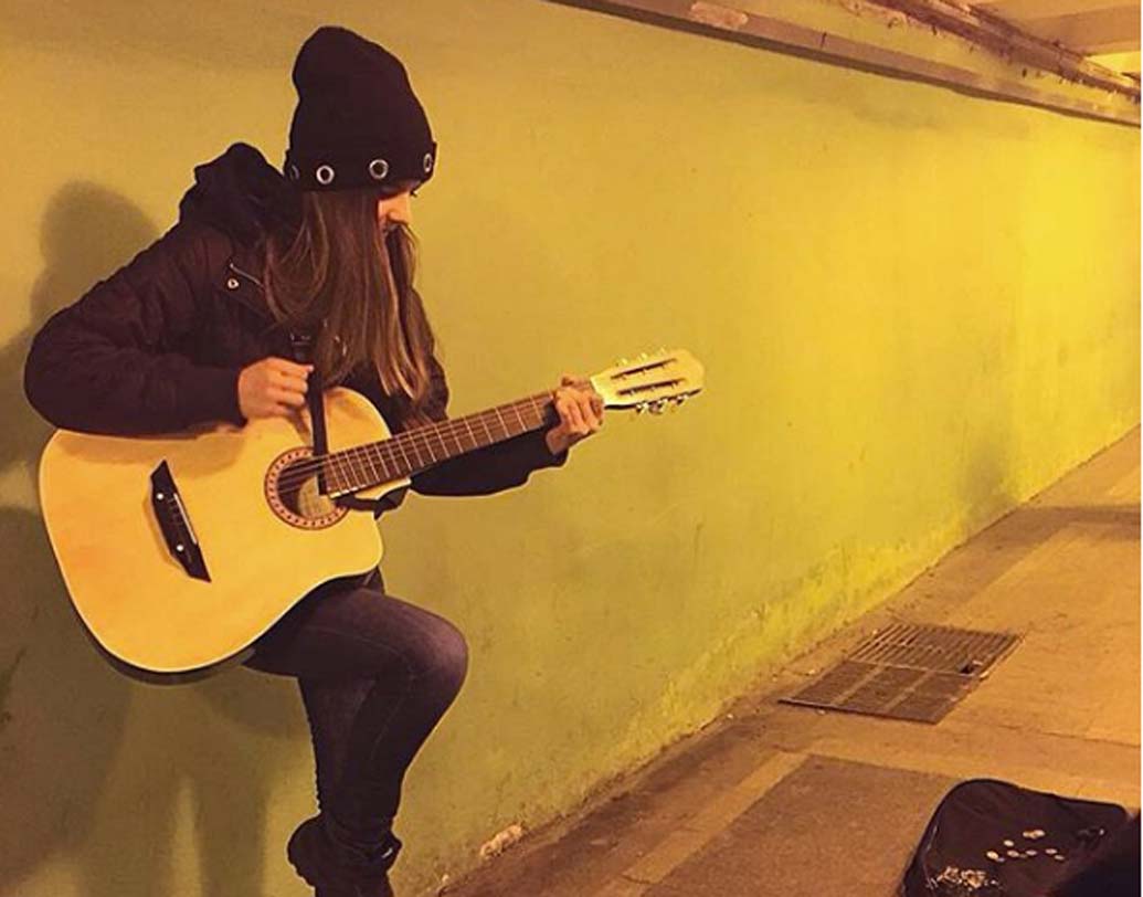 ইনস্টাগ্রামে দৈনন্দিন জীবনযাপনের ছবি রোজই পোস্ট করেন রশিয়ানা। ছবি দেখেই বোঝা যাচ্ছে, মিউজিক খুব পছন্দ তাঁর। গিটারও বাজাতে পারেন।