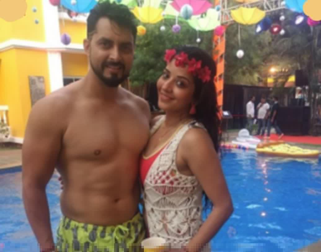 সেই পার্টিতে দেখা মিলল ভোজপুরী নায়িকা মোনালিসা এবং  তাঁর অভিনেতা স্বামী বিক্রান্ত সিংহ রাজপুতকে।