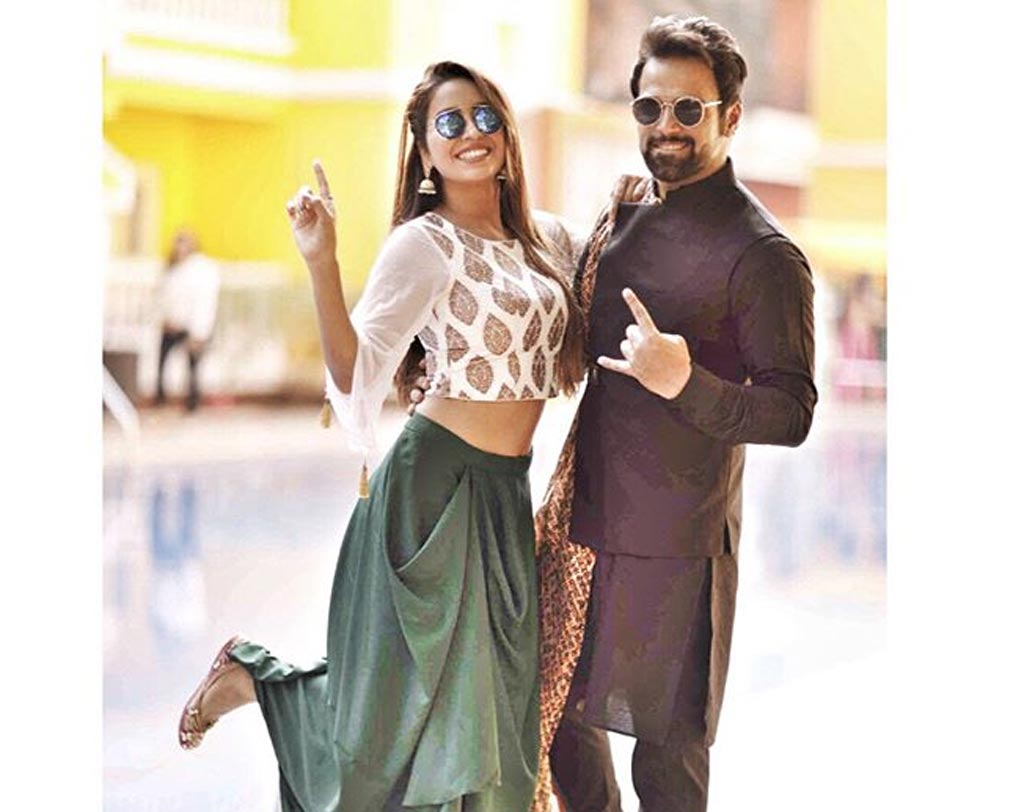 বন্ধু ভারতীর বিয়ে উপলক্ষ্যে অনু্ষ্ঠানে উপস্থিত হয়েছেন অভিনেতা তথা অ্যাঙ্কর ঋত্বিক ধনজানি এবং তাঁর গার্লফ্রেন্ড আশা নেগি।