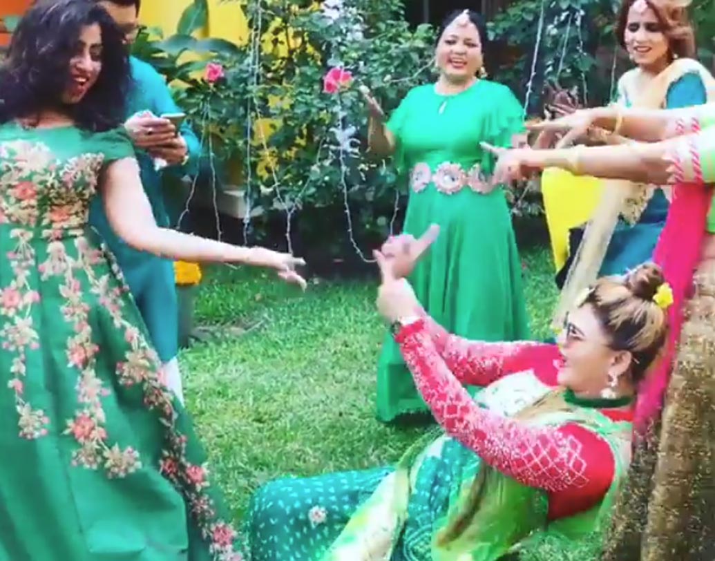 ছিলেন আইটেম কুইন রাখি সবন্তও। ‘নাগিন ডান্স’-এ বিলকুল আলাদা মুডে ধরা দিলেন এই বিতর্কিত অভিনেত্রী।