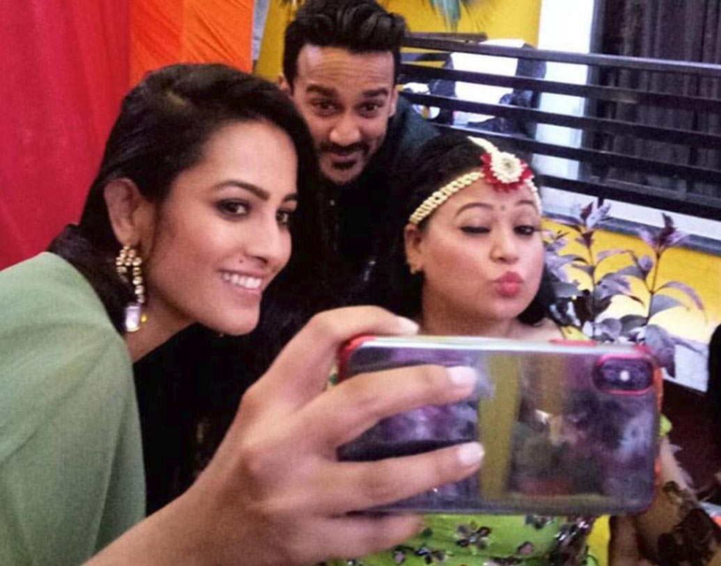 স্বামীর সঙ্গে অনীতা হনসনন্দানিও ছিলেন এই অনুষ্ঠানে।