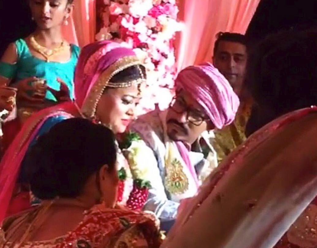 বিয়ে হেয়ে গেল ভারতী এবং হর্ষর।