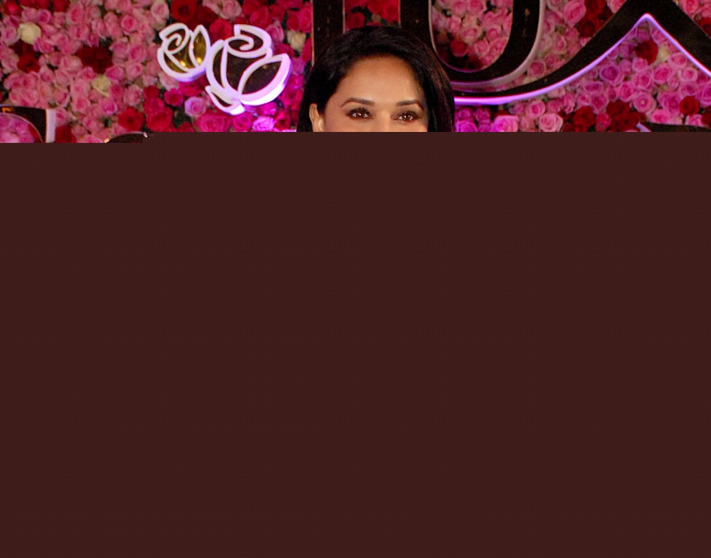 মাধুরী দীক্ষিত: ‘দয়াবান’ ছবিতে বিনোদ খন্নার সঙ্গে চুটিয়ে অভিনয় করেছিলেন মাধুরী। ‘মহব্বত’ ছবিতে বিনোদ খন্নার ছেলে অক্ষয় খন্নার সঙ্গে মাধুরীর ‘অনস্ক্রিন’ রোম্যান্স দর্শকমহলে জনপ্রিয় হয়েছিল।