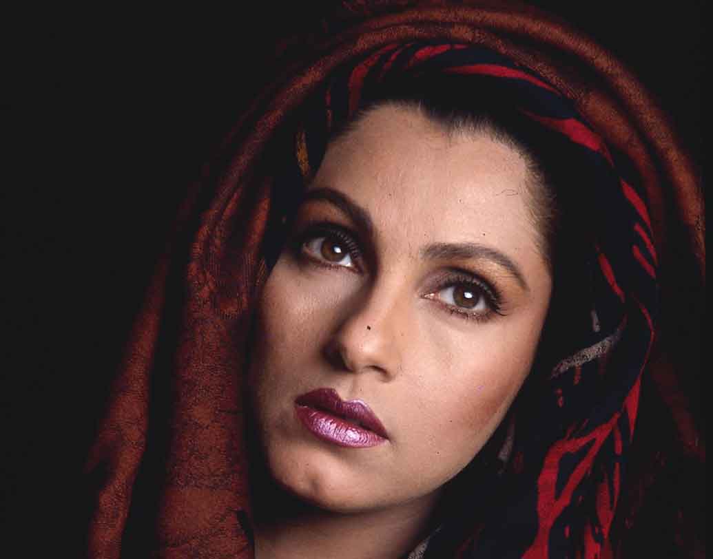 ডিম্পল কাপাডিয়া: বিনোদ খন্নার সঙ্গে ‘খুন কা কর্জ’ ও ‘ইনসাফ’ ছবিতে দেখা গিয়েছিল ডিম্পলকে। পরবর্তীকালে ‘দিল চাহতা হ্যায়’ ছবিতে অক্ষয় খন্নার বিপরীতে অভিনয় করেছিলেন তিনি।  ধর্মেন্দ্রর সঙ্গে ‘শেহজাদে’, ‘বাতওয়ারা’-সহ একাধিক ছবির পাশাপাশি সানি দেওলের সঙ্গে ‘নরসিমা’, ‘অর্জুন’, ‘আগ কা গোলা’র মতো ছবিতে রোমান্স করেছেন তিনি।