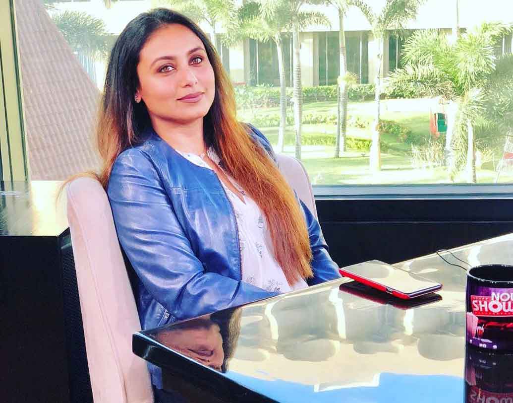 রানি মুখোপাধ্যায়: ‘অনস্ক্রিন’ রোম্যান্সের পাশাপাশি অফস্ক্রিনেও অভিষেক-রানির সম্পর্ক নিয়ে অনেক গসিপ হয়েছিল। ‘বান্টি অউর বাবলি’ ছবিতে এই অনস্ক্রিন জুটিকে দেখেছেন দর্শক। পাশাপাশি ‘ব্ল্যাক’ ছবিতে অমিতাভ বচ্চনের সঙ্গে রানির অভিনয় মুগ্ধ করেছিল দর্শককে।