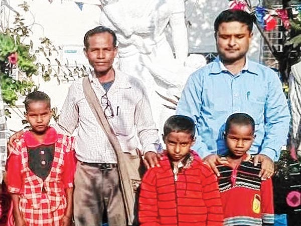 ভরসা: চাইল্ড লাইনের সদস্যদের সঙ্গে খুদেরা। নিজস্ব চিত্র