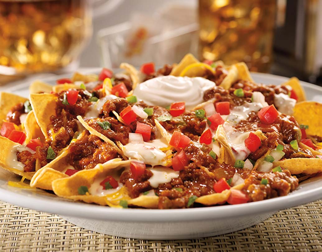 নাচোস কী তা জানেন তো! মেস্কিকোর এই খাবার এখন কলকাতার মানুষজনের বেশ প্রিয়। আসলে ফ্রায়েড তোরতিয়ার মধ্যে ঝুরি ঝুরি করে চেডার চিজ, য়েলাপিনো আর নানা রঙের বেলপেপার দিয়ে বেশ মাখো মাখো করে বানানো হয় নাচোস। মেক্সিকান শেফ ইগনাশিও আনায়ার নামে নামকরণ হয় ‘নাচোস’-এর। সালটা ১৯৪৩। কেন? কারণ, আনায়ার ডাকনাম ছিল নাচোস।