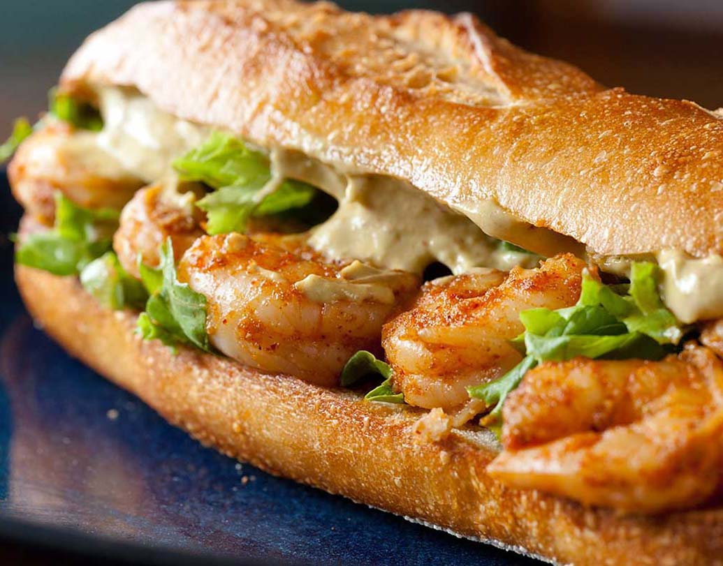 স্যান্ডউইচ: ঘটনা আঠারো শতকের। তাস খেলতে খেলতে টুকটাক কিছু খেতে চেয়েছিলেন ইংল্যান্ডের স্যান্ডউইচ শহরের চতুর্থ আর্ল জন মন্টাগু। আবার তাস খেলার এমনই নেশা যে তা-ও বন্ধ রাখতে পারছিলেন না। ফলে ওই তাস খেলার ফাঁকেই দুটো পাউরুটির স্লাইসে ঠান্ডা মাংসের টুকরো পুরে বানানো হয়েছিল জন মন্টাগুর খাবার। আজকাল যাকে স্যান্ডউইচ বলেই জানি আমরা।