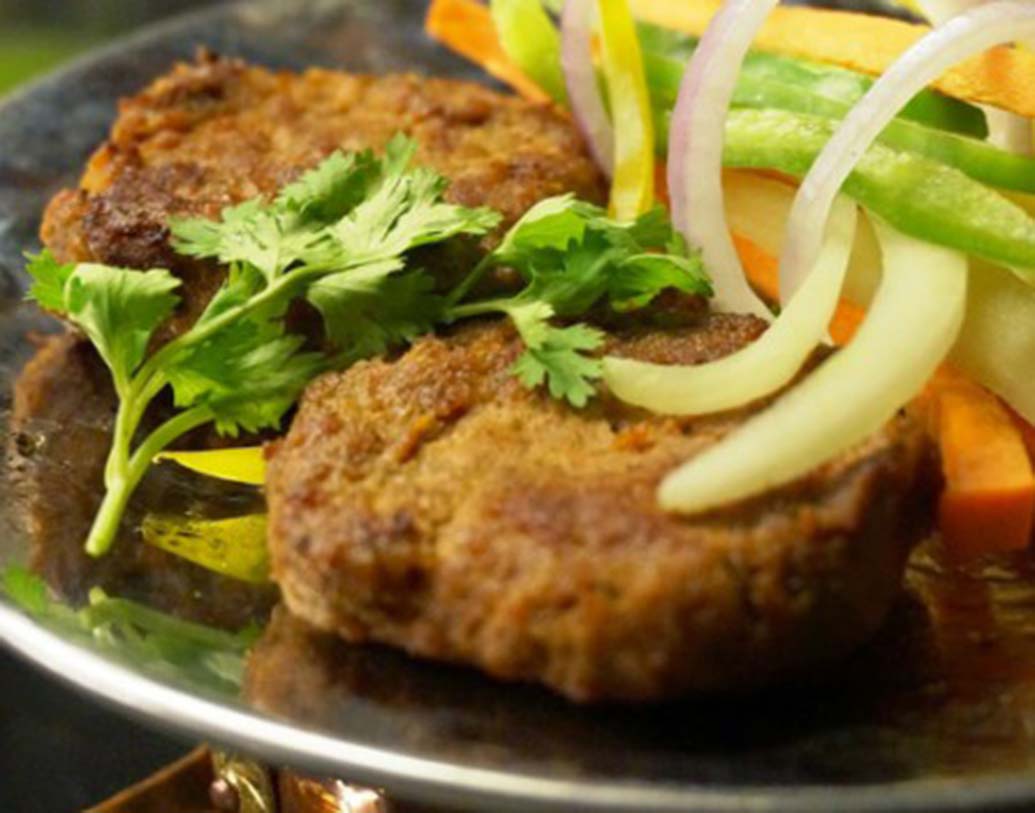 টুন্ডে কে কাবাব: লখনউয়ের নবাবের জন্য ১৬০টি মশলা মাখিয়ে তৈরি হয়েছিল টুন্ডে কে কাবাব। এমনই নরম, তুলতুলে যা মুখে দিলেই গলে যাবে। কারণ, দন্তহীন নবাব যে কাবাব চিবিয়ে খেতে পারবেন না! এক হাতবিহীন সেই শেফ হাজি মুরাদ আলির নামেই ছড়িয়ে পড়ে এই কাবাবের সুখ্যাতি।