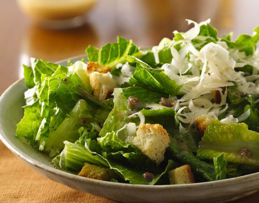 সিজার সালাড: ইতালি থেকে আমেরিকায় পাড়ি গিয়ে বেশ কয়েকটা রেস্তরাঁ খুলে বসেছিলেন সিজার কারদিনি। মেক্সিকোতেও তাঁর কয়েকটা রেস্তরাঁ ছিল। ১৯২৪-এ কিচেনে লেফ্টওভার ফুড দিয়েই তৈরি হয় একটি অন্য ধরনের সালাড। নাম দেওয়া হয় সিজার সালাড।