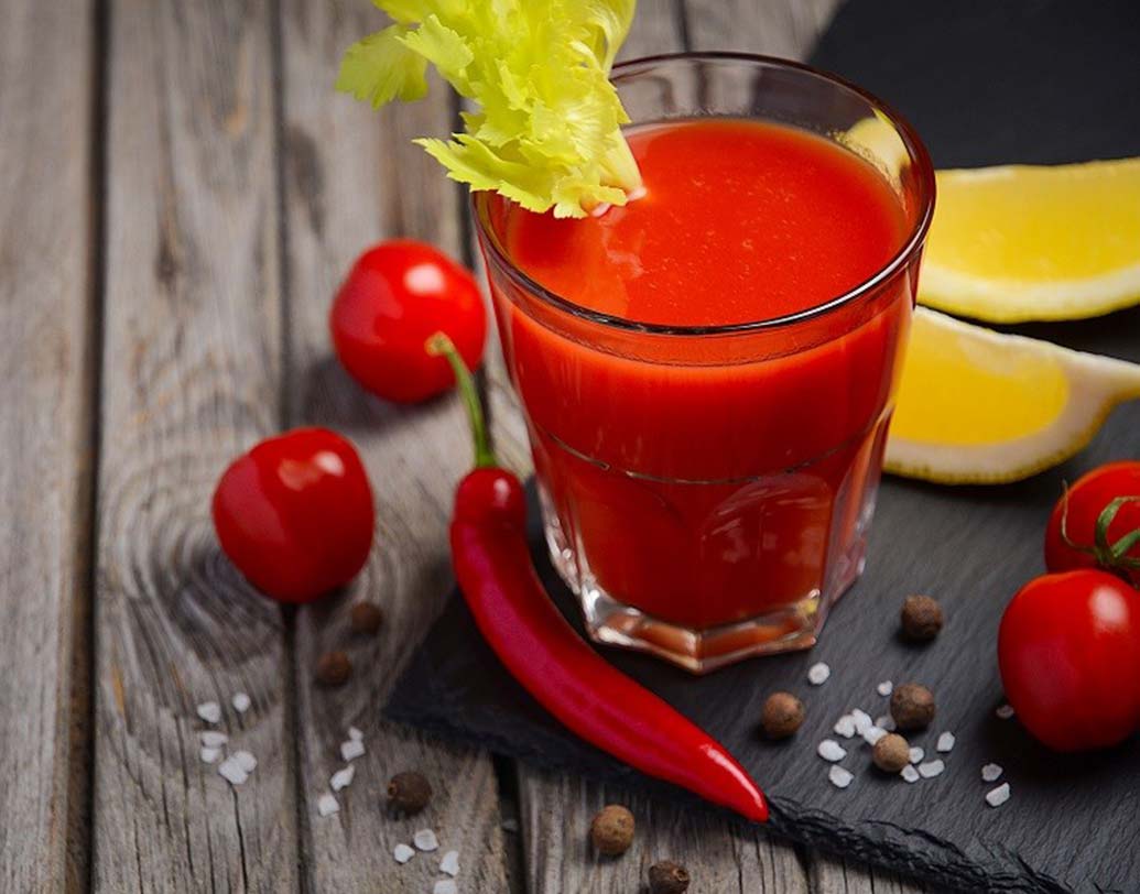 ব্লাডি মেরি নাম নিয়ে নানা মুনির নানা মত রয়েছে। তবে সবচেয়ে জনপ্রিয় গল্পটা হল খানিকটা এ রকম... সালটা ১৯২১। প্যারিসের একটি বার-এ ভদকা, টোম্যাটো জুস দিয়ে দারুণ লাল রঙের ককটেল তৈরি করে ফেললেন ফেরনো পেতিওঁ। কিন্তু ককটেলের নাম কী রাখবেন তা ভেবেই সারা।  সামনে বসা এক যুবক পনেরো শতকের ইংল্যান্ডের রানি প্রথম মেরির নামে ওই ককটেলের নাম দিলেন ব্লাডি মেরি।