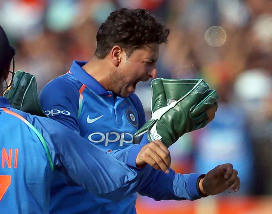 কুলদীপ যাদব: ভারতের এই নতুন চায়নাম্যান সেনসেশনকে দলে রাখলাম আমরা। শেষ কয়েকটি ম্যাচে অসাধারণ বল করেছেন তিনি।