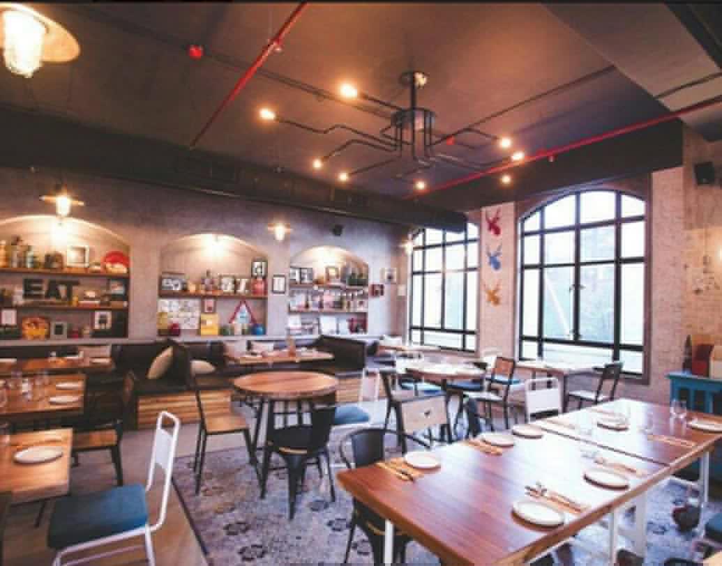 বোর্ডেগা ক্যান্টিয়েনা ওয়াই বার: এখানে প্রবেশের ক্ষেত্রে মেয়েদের এবং ছেলেদের প্রবেশমূল্য ২৫০০। যুগলের ক্ষেত্রে ৪০০০। থাকবে হুক্কা, অফুরন্ত পানীয়ের ব্যবস্থা। এ ছাড়াও এখানকার স্পেশ্যাল হুইস্কি, জিন, ভদকা, বিয়ার তো থাকছেই। খোলা থাকছে রাত ১ টা পর্যন্ত। (৩১শে ডিসেম্বর)।