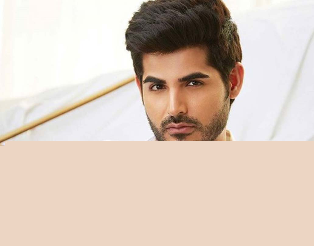 বলিউডের শীর্ষস্থানীয় পরিচালকদের সঙ্গে কাজ করার অভিজ্ঞতা রয়েছে ওমকারের। সঞ্জয় লীলা ভংসালী, ফারহা খান ও আহমেদ খানের সঙ্গে সহকারী হিসেবে কাজ করেছেন তিনি।