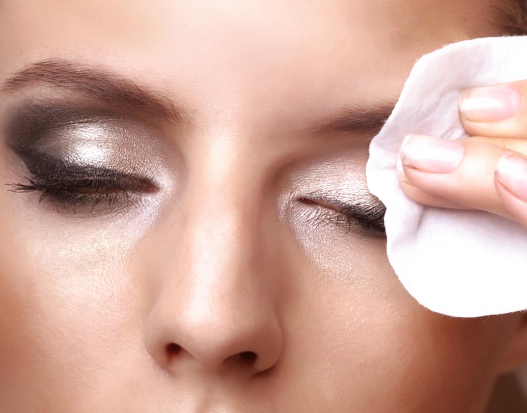 মেক আপ তুলে তবেই শুতে যাবেন: যতই পার্টি করুন আর বাড়ি ফিরে যতই ক্লান্ত থাকুন মেক আপ তুলে তবেই শুতে যাওয়ার সংকল্প করুন। রাতভর মেকআপ ত্বকের দীর্ঘস্থায়ী ক্ষতি করে।