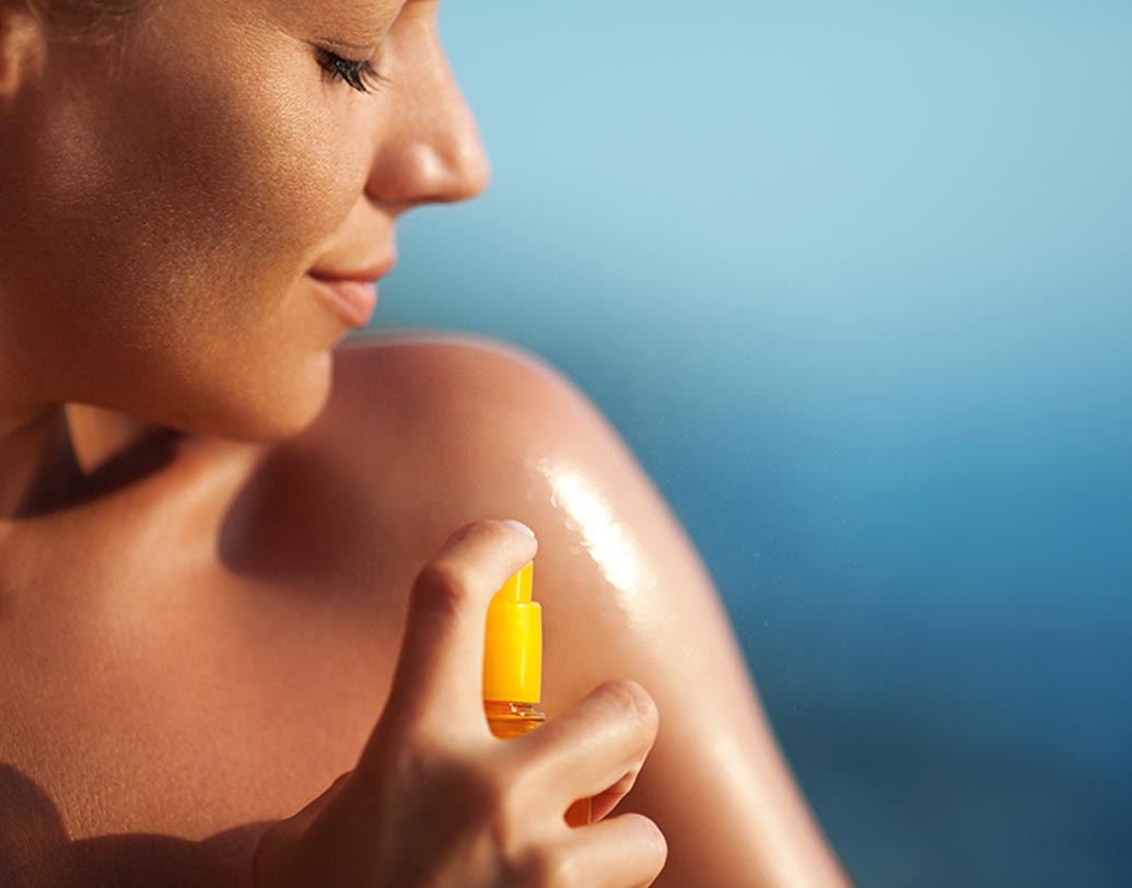 সানস্ক্রিন: সংকল্প করুন প্রতি দিন সানস্ক্রিন লাগাবেন। রোদ, ধুলো, দূষণে ত্বকের সবচেয়ে বেশি ক্ষতি হয়।