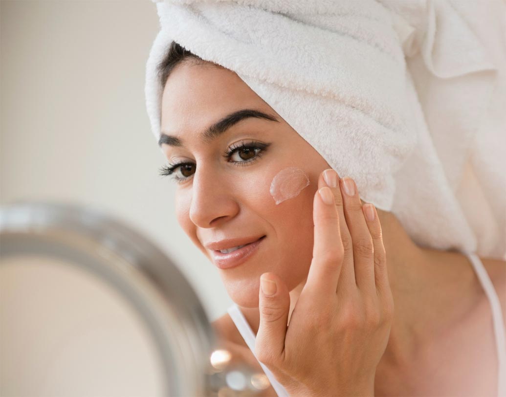 সব সময় ময়শ্চারাইজ করুন: প্রতি দিন ত্বক ভাল করে পরিষ্কার করে ময়শ্চারাইজ করুন। শুধু মুখের ত্বক নয়, সারা শরীর, হাত-পা সব সময় ময়শ্চারাইজ় রাখতে ভুলবেন না।