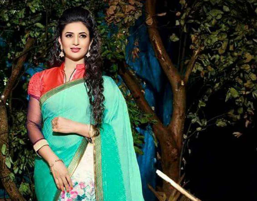 দিব্যাঙ্কা ত্রিপাঠি: টেলি দুনিয়ার সুপরিচিত মুখ দিব্যাঙ্কা। টিভি সিরিয়াল ‘ইয়ে হ্যায় মহব্বতে’ এবং ডান্স রিয়্যালিটি শো ‘নাচ বলিয়ে’-তে নজর কেড়েছেন তিনি। স্কুলের গণ্ডি পেরোবার আগেই ‘মিস ভোপাল’ শিরোপা পেয়ছিলেন দিব্যাঙ্কা।