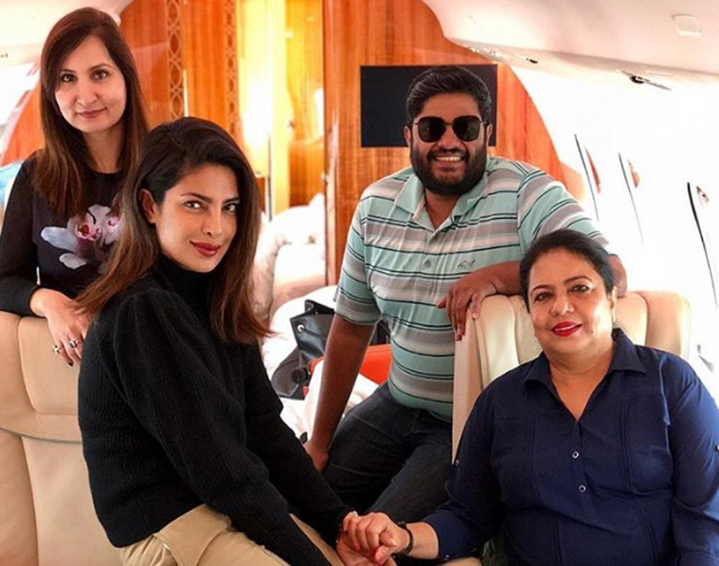 পার্টি টাইম! প্রাইভেট জেটে প্রিয়ঙ্কার সঙ্গে রয়েছে মা মধু চোপড়া ও ভাই সিদ্ধার্থ। সঙ্গে রয়েছেন ঘনিষ্ঠ কয়েকজন বন্ধু ও আত্মীয়।