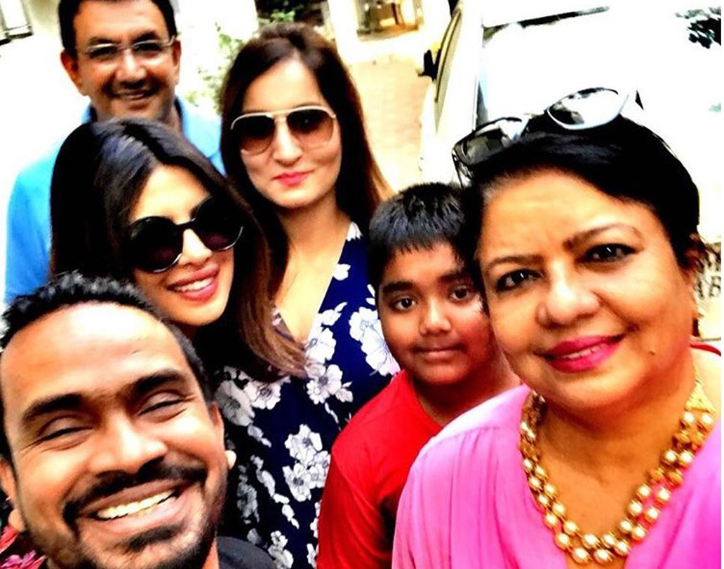 কোথায় গেলেন অভিনেত্রী? নিজেই ইনস্টাগ্রামে শেয়ার করেছেন ছবি। লিখেছেন, ‘উইন্টার ওয়ান্ডারল্যান্ড’। অর্থাত্, লন্ডনে রয়েছেন প্রিয়ঙ্কা।