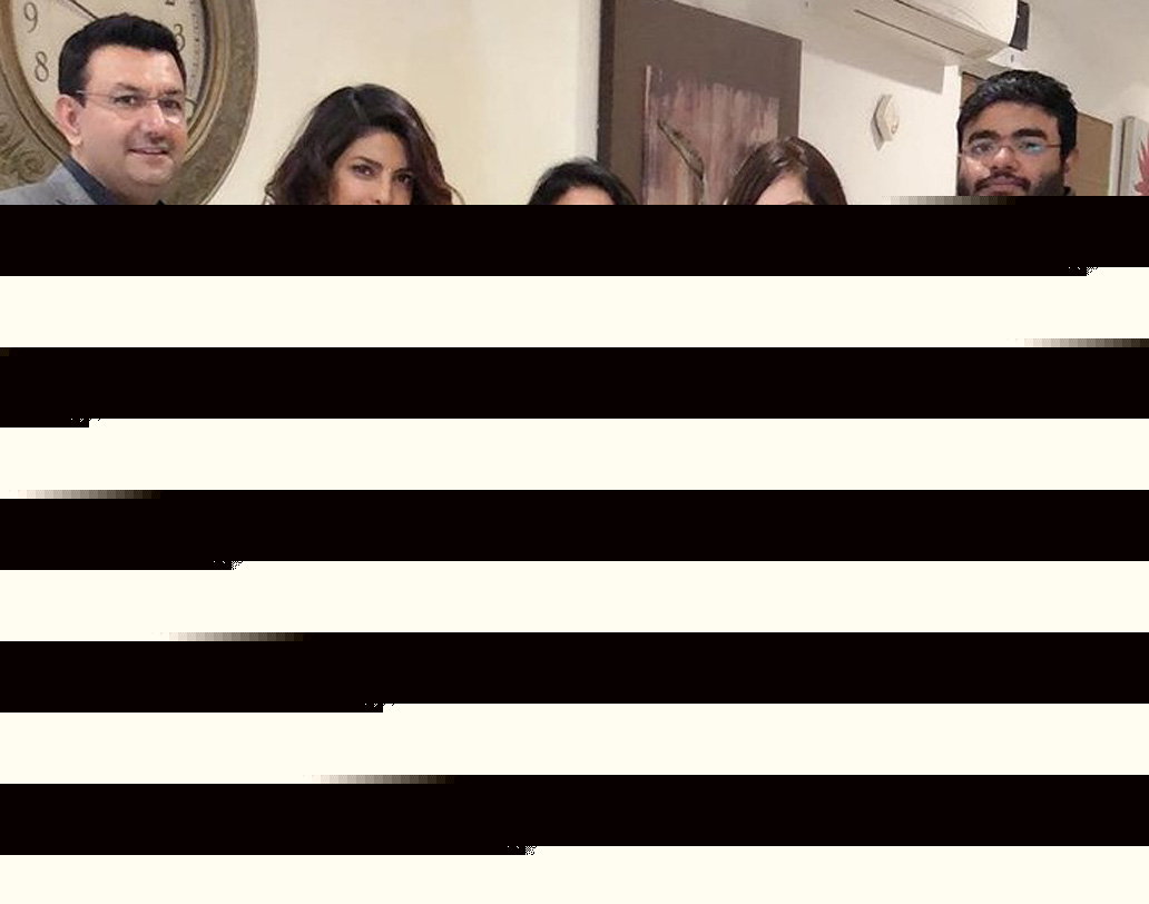 লন্ডন থেকে মুম্বই ফিরবেন কিনা জানা নেই। তবে নিউ ইয়ারের পার্টি বিদেশের মাটিতেই করবেন, তা জানিয়ে দিয়েছেন ‘দেশি গার্ল’।