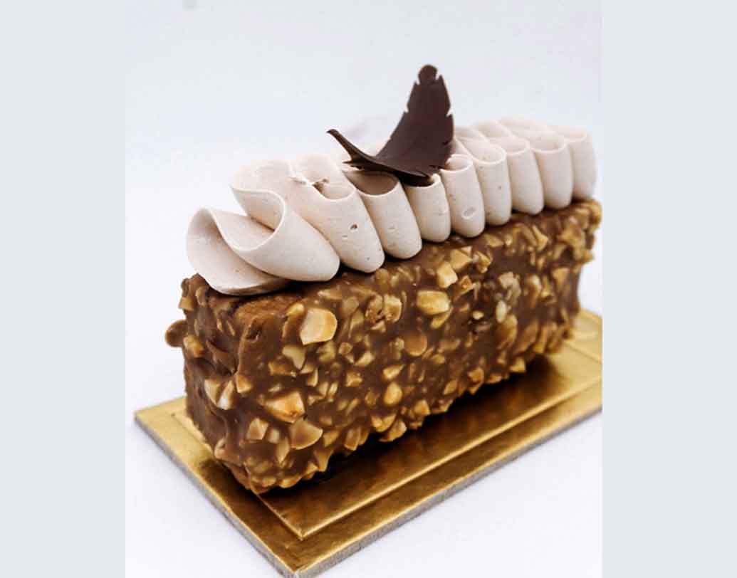 লি সাকসেস: নাম দেখেই বোঝা যায় আদতে এটি ফরাসি শব্দ। বাংলায় তর্জমা করলে দাঁড়ায় ‘সাফল্য’। চকোলেট মুজ তো সকলেই খাই। কিন্তু আসল চকোলেটের স্বাদ পেতে আপনাকে আসতে হবে প্যারিস কাফে তে। এই কাফে বিখ্যাত তার ডেসার্টের জন্যে। দুধ, ক্রিম, চকোলেট, আর নানা শুকনো বাদামে ঠাসা এই পেস্ট্রি। মুখে দিলেই  মিলিয়ে যাবে।