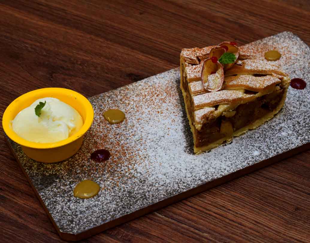 স্মোকড আপেল পাই: আপেল এবং দারচিনি দিয়ে তৈরি হয় এই ডেসার্ট। ভেতরটা বেশ নরম, কিন্তু বাইরে দারচিনির শক্ত আবরণ থাকে। পাওয়া যাবে পার্ক স্ট্রিটের সম্পূর্ণ ভেজ রেস্তোরাঁ হাকুনা মাতাতা’তে। এছাড়াও এখানে পাওয়া যাবে নিরামিষের লোভনীয় সব খাবার।