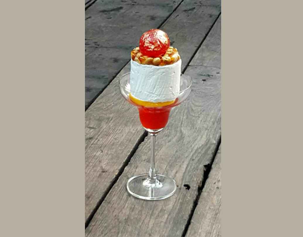 গন্ধরাজ অ্যান্ড গ্রিন চিলি মুজ: চকোলেট মুজ তো পরিচিত। কিন্তু লঙ্কা দিয়ে ডেসার্ট? এই অসম্ভবকে সম্ভব করেছে আফরা। এমনিতেই গন্ধরাজ এবং গ্রিন চিলি রিফ্রেশিং কম্বিনেশন। এর সঙ্গে যুক্ত হচ্ছে ক্যারামেল, বাদাম, এবং সুইটেন্ড এগ জেলি। সব মিলিয়ে লা জবাব। চেখে দেখুন অবশ্যই।