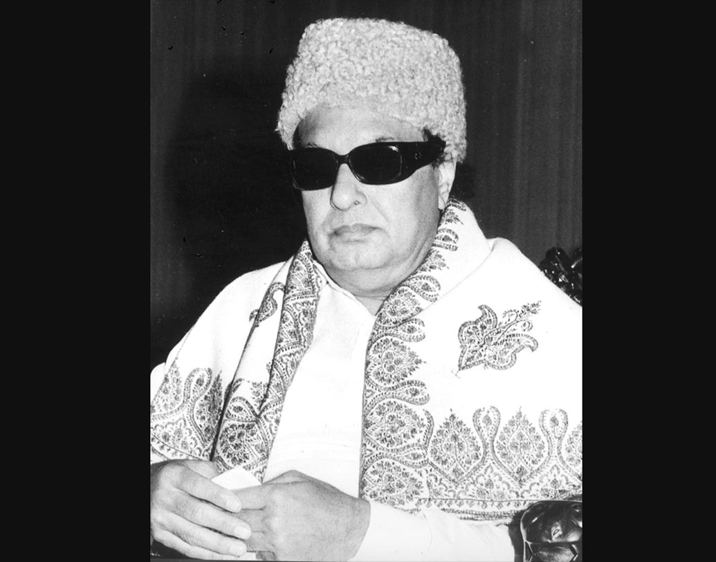এম জি রামচন্দ্রন: ১৯৭৭ থেকে ১৯৮৭ সাল পর্যন্ত দশ বছর তামিলনাড়ুর মুখ্যমন্ত্রী ছিলেন প্রখ্যাত তামিল অভিনেতা এবং চিত্রনির্মাতা রামচন্দ্রন ওরফে এমজিআর। সাধারণের কাছে তিনি ‘মাক্কাল তিলাগাম’ (জনগণের রাজা) নামে জনপ্রিয় ছিলেন। ১৯৫৩ সালে ডিএমকের সদস্যপদ গ্রহণ করেছিলেন এমজিআর। ডিএমকের প্রতিষ্ঠাতা আন্নাদুরাইয়ের মৃত্যুর পর ডিএমকে ছেড়ে দেন। তখন ডিএমকে-র নেতৃত্ব দিচ্ছিলেন করুণানিধি। বিরোধী দল হিসেবে এমজিআর গঠন করেন এআইএডিএমকে।