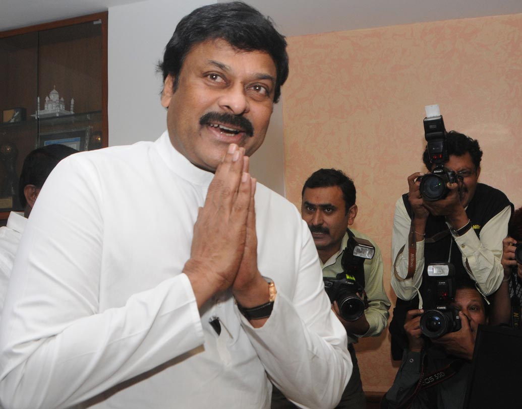 চিরঞ্জীবী:  তিনি একাধারে সুপারস্টার এবং রাজনীতিক। জাতীয় পুরস্কারপ্রাপ্ত এই অভিনেতা ২০০৮ সালে সক্রিয় ভাবে রাজনীতিতে যোগ দেন। গঠন করেছিলেন নিজের আলাদা দল ‘প্রজা রাজ্যম পার্টি’। ২০১২ সালে কেন্দ্রীয় মন্ত্রী হন।