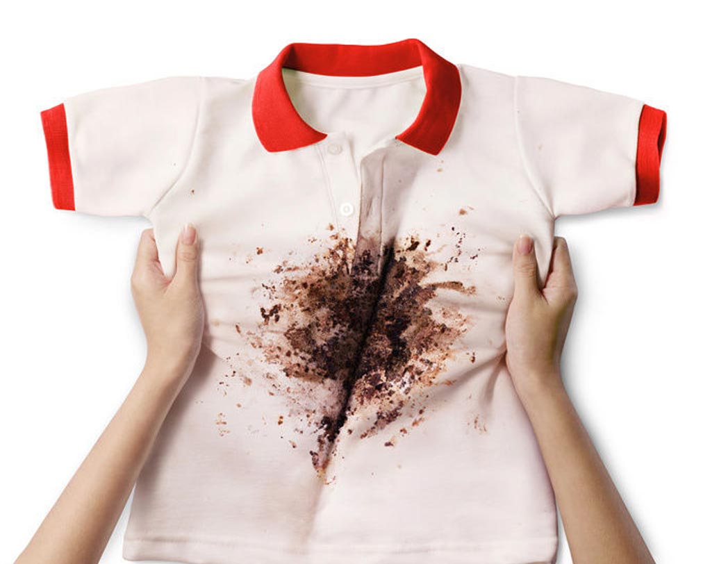 রঙের দাগ তুলতে: আপনার ছেলেমেয়ে প্রায়ই জামাকাপড়ে রং লাগিয়ে ফেলে। চিন্তা নেই, দাগ লাগা জায়গায় কিছুটা ঠান্ডা পানীয় ফেলে দিন। এ বার জায়গাটা স্ক্রাব করে সাবান মেশানো জলে ধুয়ে নিন। দাগ উঠে যাবে।