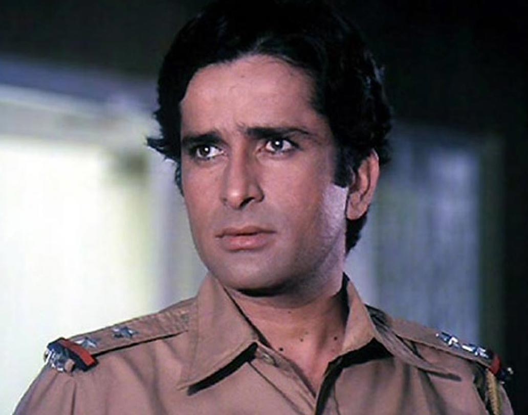 ২০১১ সালে পদ্মভূষণ এবং ২০১৪ সালে দাদা সাহেব ফালকে পুরস্কারে ভূষিত হন বলিউডের প্রবীণ এই অভিনেতা। কিন্তু শশীর পরিবার এতে খুশি হননি। তাঁর বড় ছেলের মতে, অনেক বছর আগেই এই সম্মান পাওয়া উচিত ছিল শশী কপূরের। যদিও, শশী নিজে কোনও দিন এ নিয়ে কোনও মন্তব্য করেননি।