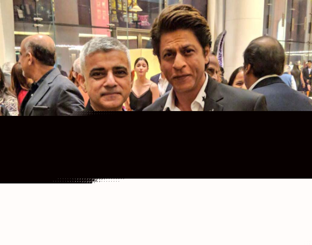 না, শুধু অমিতাভের সঙ্গেই না। দেখা হয়েছিল বলিউড বাদশার সঙ্গেও। কিঙ্গ খানের সঙ্গেও ছবি তুলেছেন মেয়র অব লন্ডন। ছবি শেয়ার করে সাদিক খান ক্যাপশনে লিখেছেন, ‘...অ্যাক্টিং লেজেন্ড শাহরুখের সঙ্গে সাক্ষাত্...’।