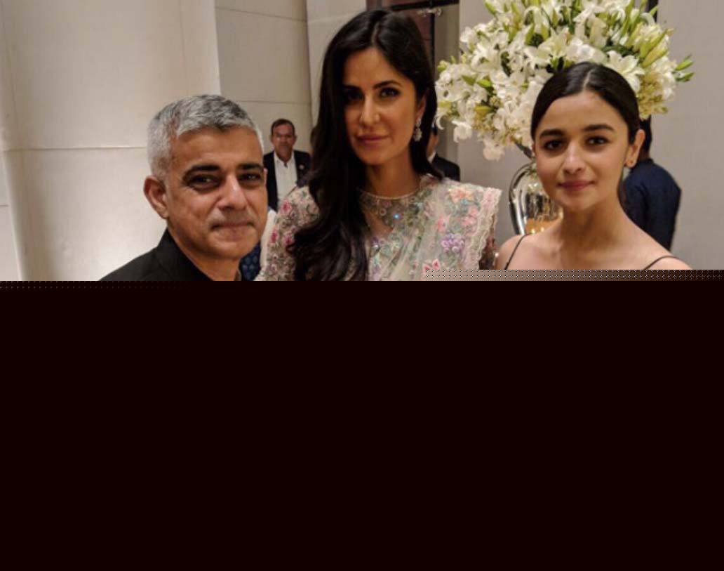 ক্যাটরিনা কইফ এবং আলিয়া ভট্টের সঙ্গেও ছবি শেয়ার করেছেন সাদিক। লিখেছেন, ‘ব্রিটিশ বলিউড সুপারস্টারের সঙ্গে দেখা...’। পাশে একটি কালো লং ড্রেসে নজর কেড়েছেন আলিয়াও।